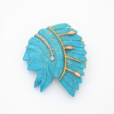 une broche bleue ornée de plumes, posée sur un fond blanc