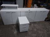 une armoire blanche et un classeur dans un entrepôt
