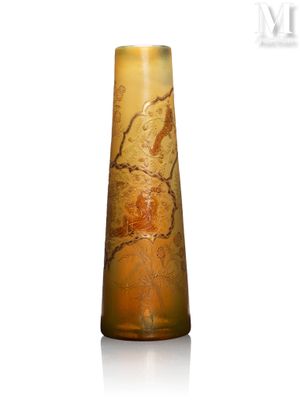 un vase en verre orné d'une carte, posé sur une table