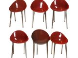 six chaises en plastique rouge aux pieds chromés, sur fond blanc