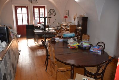 une salle à manger avec une table et des chaises