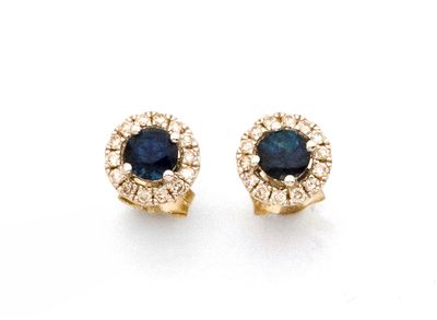 une photo d'une paire de boucles d'oreilles en saphir et diamant