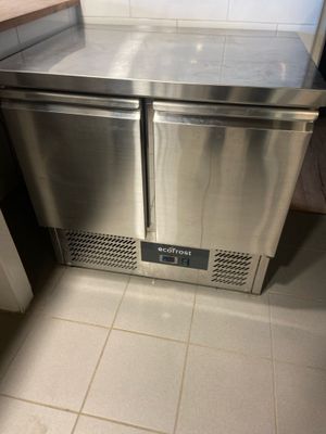 un réfrigérateur en acier inoxydable dans le coin d'une cuisine