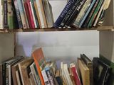 une étagère avec de nombreux livres dans une pièce