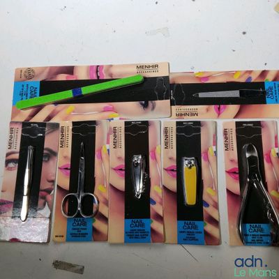 cinq types différents de manucures et de ciseaux dans le coffret