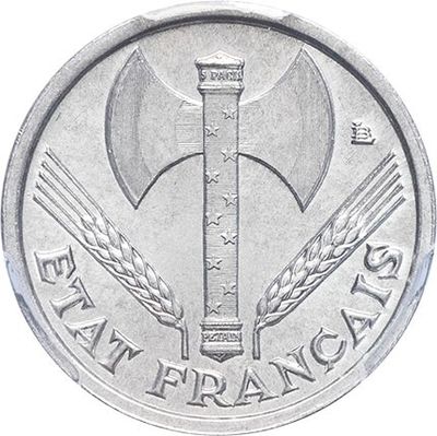 une image d'un gros plan d'une pièce de monnaie portant une hache