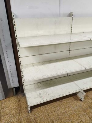 une étagère vide au milieu d'une pièce