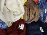 une pile de vêtements posée sur une table