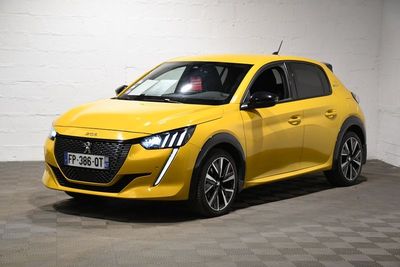 une voiture jaune garée dans un garage au sol en damier
