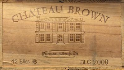 une boîte en bois sur laquelle est accrochée une pancarte indiquant « Château Brown »