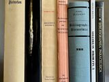 plusieurs livres sont alignés sur une étagère