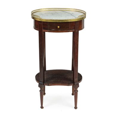 une table ronde avec un plateau en marbre et des pieds en bois