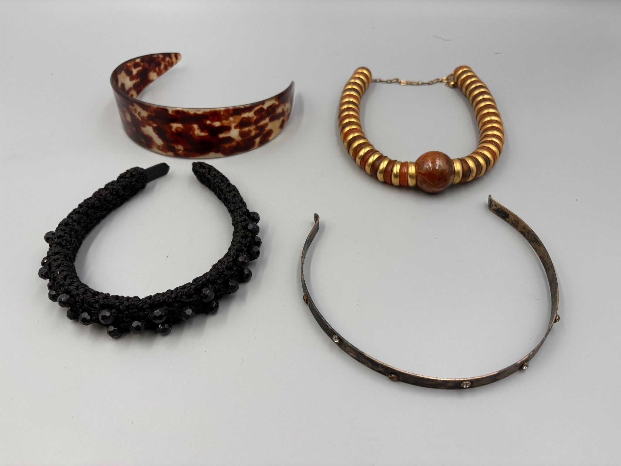 Lot de quatre bijoux fantaisie vintage, sans marque ni modèl…