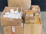Plusieurs cartons de denrées alimentaires sont empilés sur une palette