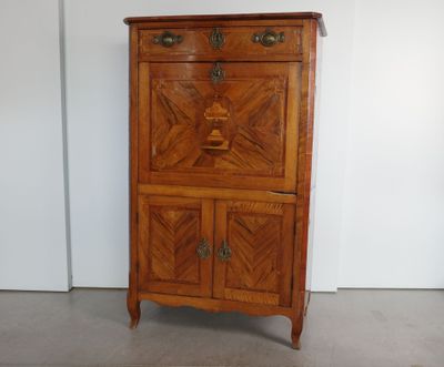 un meuble en bois surmonté de deux tiroirs