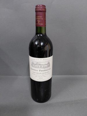une bouteille de vin posée sur une table