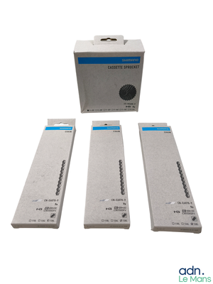 trois paquets de cigarettes posés les uns à côté des autres sur une surface blanche