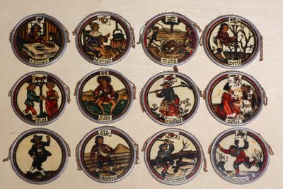 une photo montrant une collection de décorations de Noël accrochées au mur