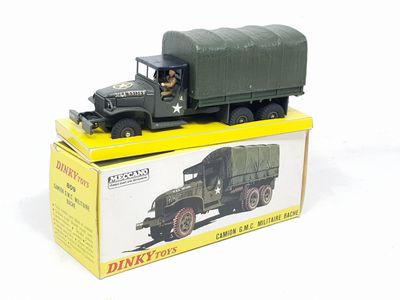 un camion de guerre miniature avec un homme dans la cabine