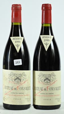deux bouteilles de vin rouge posées l'une à côté de l'autre sur une table