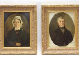 deux portraits d'un homme et d'une femme sont présentés dans un cadre en or