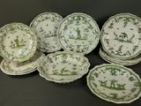 plusieurs assiettes vertes et blanches ornées d'oiseaux et de fleurs