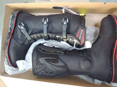 une boîte contenant une paire de bottes de moto