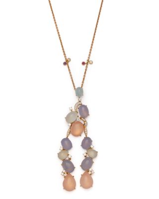 gros plan d'un collier sur fond blanc