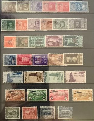 une photo d'une collection de timbres exposée dans une vitrine