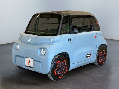 une photo d'une petite voiture électrique dans un showroom