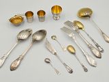 un assortiment d'argenterie comprenant des cuillères, des fourchettes et des cuillères
