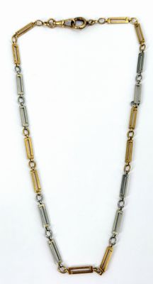 collier en or et en argent sur fond blanc, avec un fond blanc