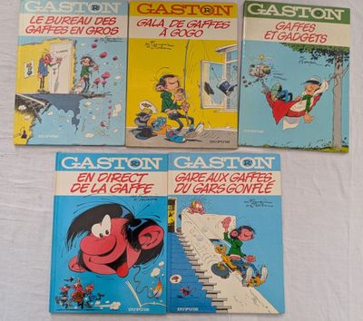 quatre livres pour enfants sont alignés sur une surface blanche