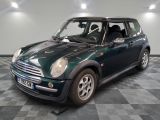 une photo d'une Mini Cooper verte garée dans un garage