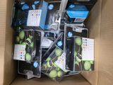 un carton rempli d'ordinateurs de toutes sortes et d'autres objets