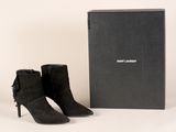 Bottines noires à talons de Saint Laurent, ornées de pompons