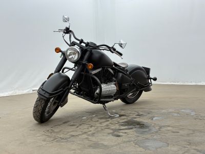 une moto noire garée sur un parking