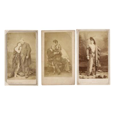 trois photographies anciennes représentant des femmes en costume d'époque, dont l'une tient un bébé dans ses bras