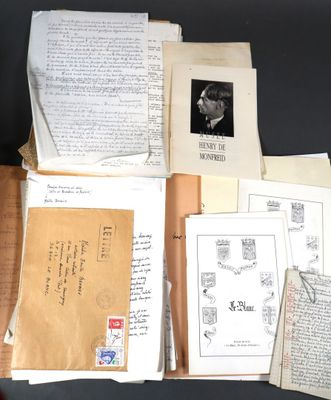 beaucoup de vieux papiers et de lettres posés sur une table