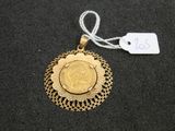 un gros plan d'une pièce d'or sur laquelle est accrochée une étiquette
