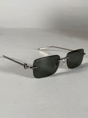 gros plan d'une paire de lunettes de soleil sur une surface blanche