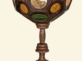 une photo d'un verre décoratif posé sur un socle en bois