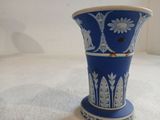 un vase bleu et blanc posé sur une surface blanche