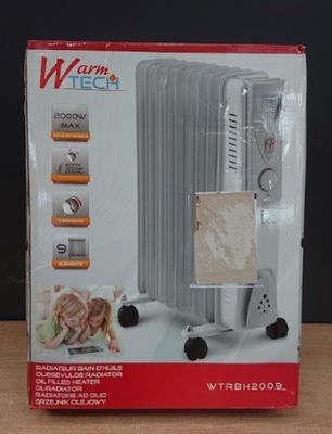 emballage d'un radiateur électrique blanc posé sur une table en bois