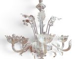 une image représentant un lustre en verre orné de fleurs et de feuilles