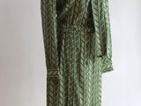une photo d'une robe verte sur un présentoir à mannequin