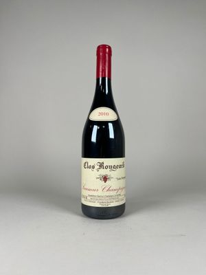 une bouteille de vin rouge posée sur une table