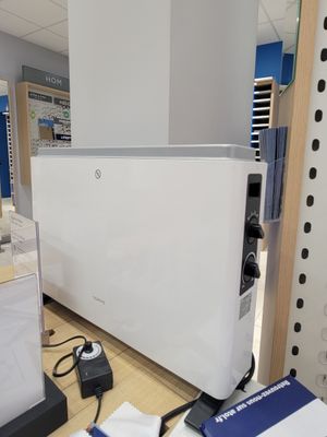 une photo d'un réfrigérateur dans un magasin, avec de nombreux articles éparpillés sur le sol