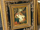la photo d'un tableau posé par terre, à côté de la photo d'une femme