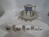 plusieurs pièces de porcelaine posées sur une table, avec une tasse et une soucoupe